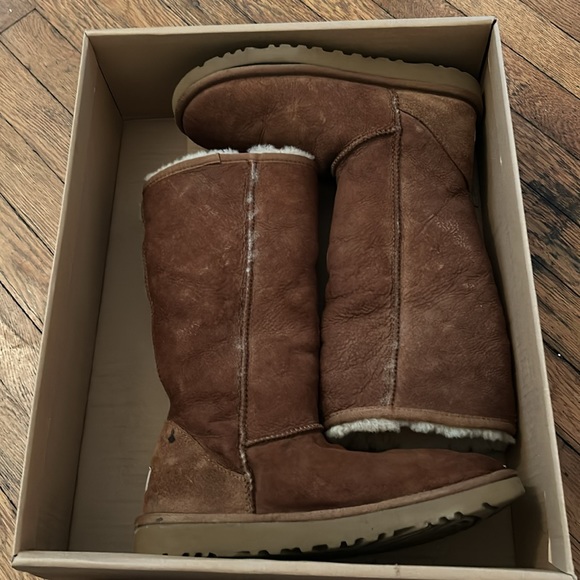 Woman’s tall UGG boots - Picture 2 of 7